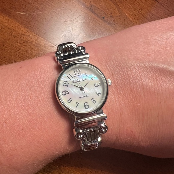 Peck & Peck Accessories - Peck & Peck silver toned quartz watch